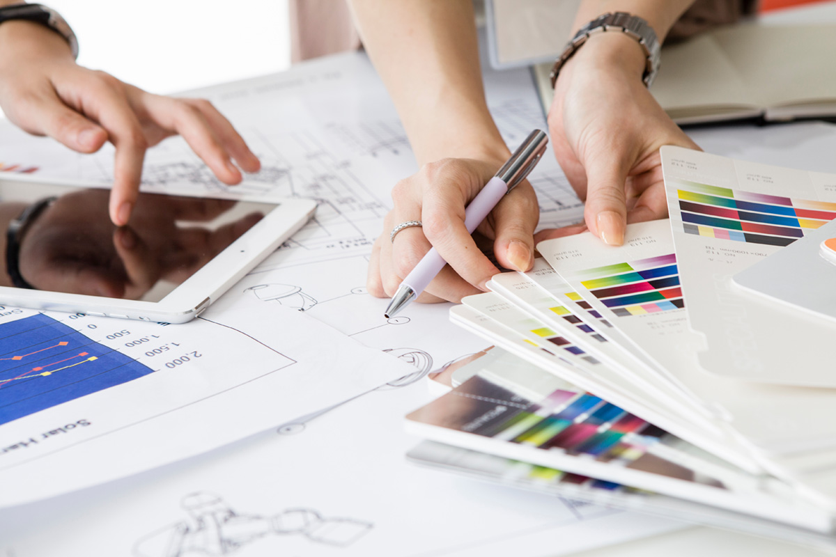 クリエイティブ制作の打ち合わせ風景